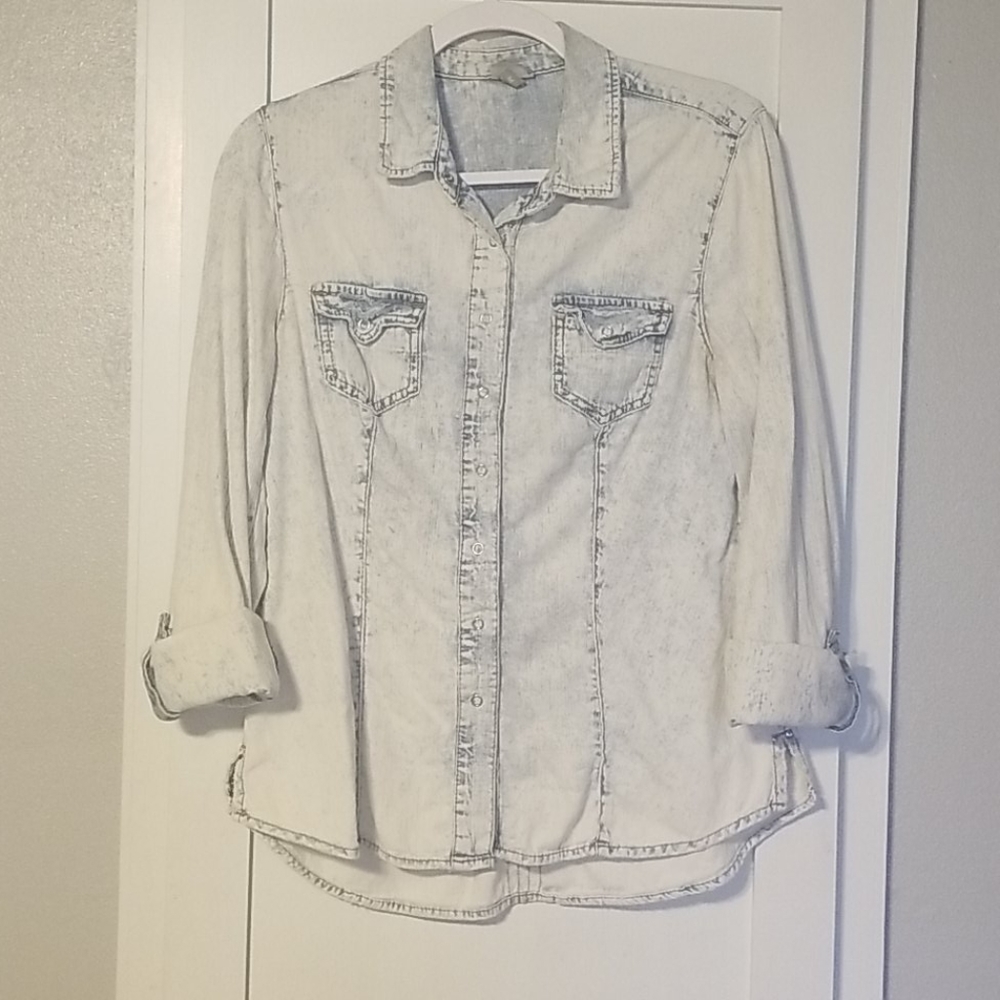 3/ $20 ⭐Distressed Denim Shirt